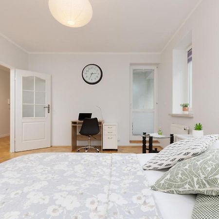 Studio Bielany With Home Office Near Metro Station By Noclegi Renters وارسو المظهر الخارجي الصورة
